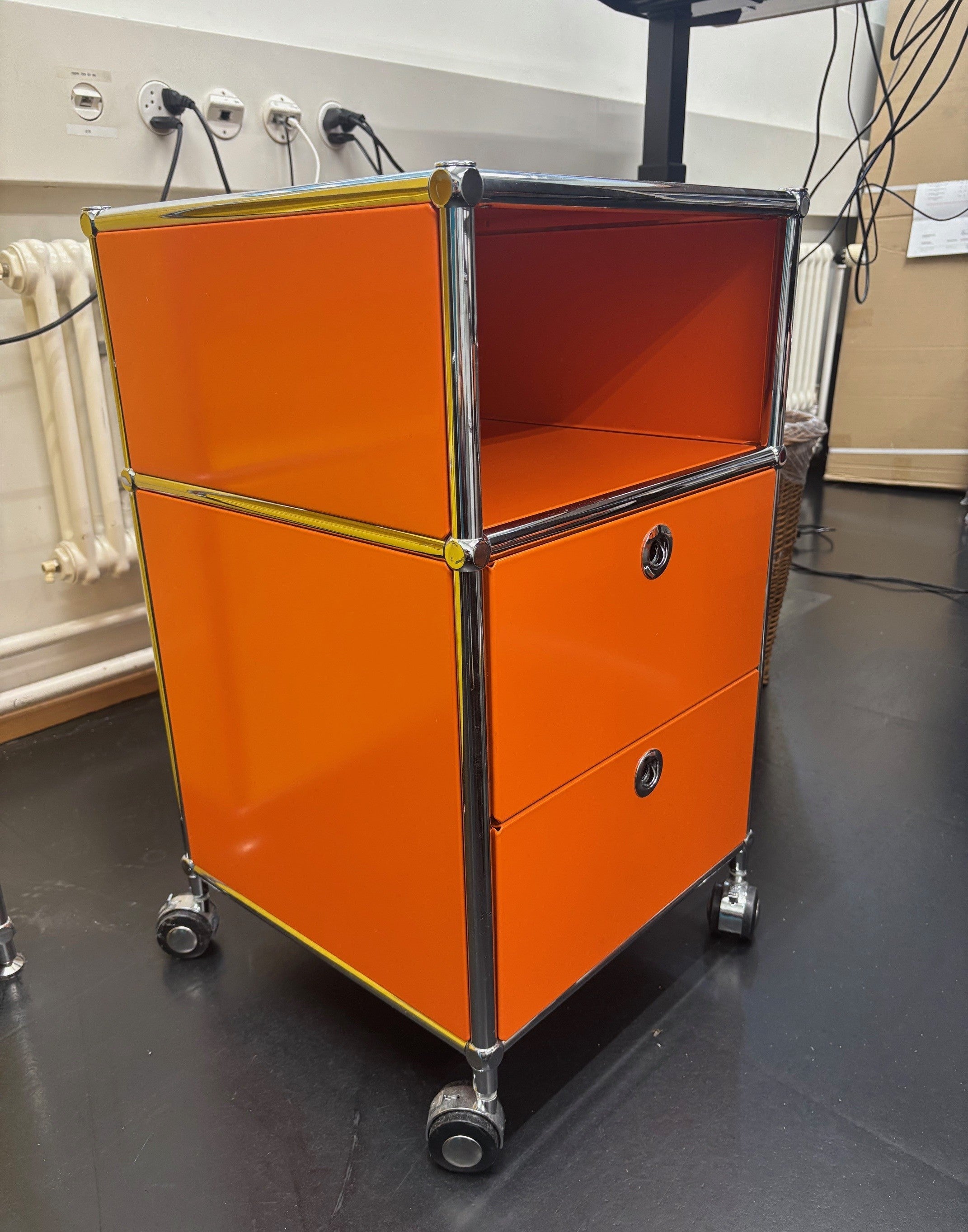 VENTE : Conteneur roulant 40x40x69cm – RAL 2004