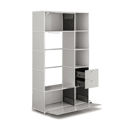 Garderobe in elegantem Hellgrau