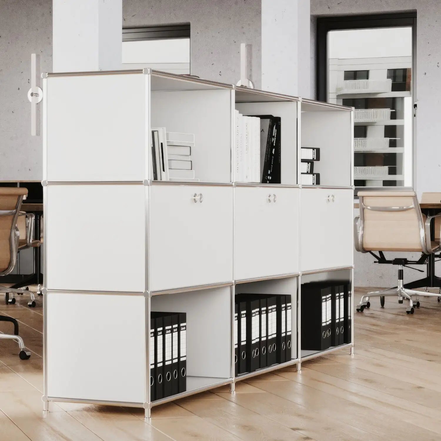 Regal in Weiss mit 3 Klappen