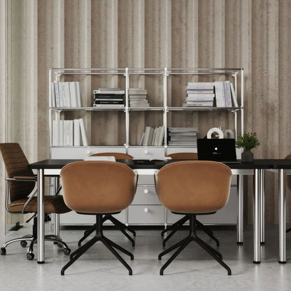 Regal in Weiss mit Vitrinenfunktion