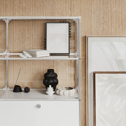 Regal in Weiss mit Vitrinenfunktion