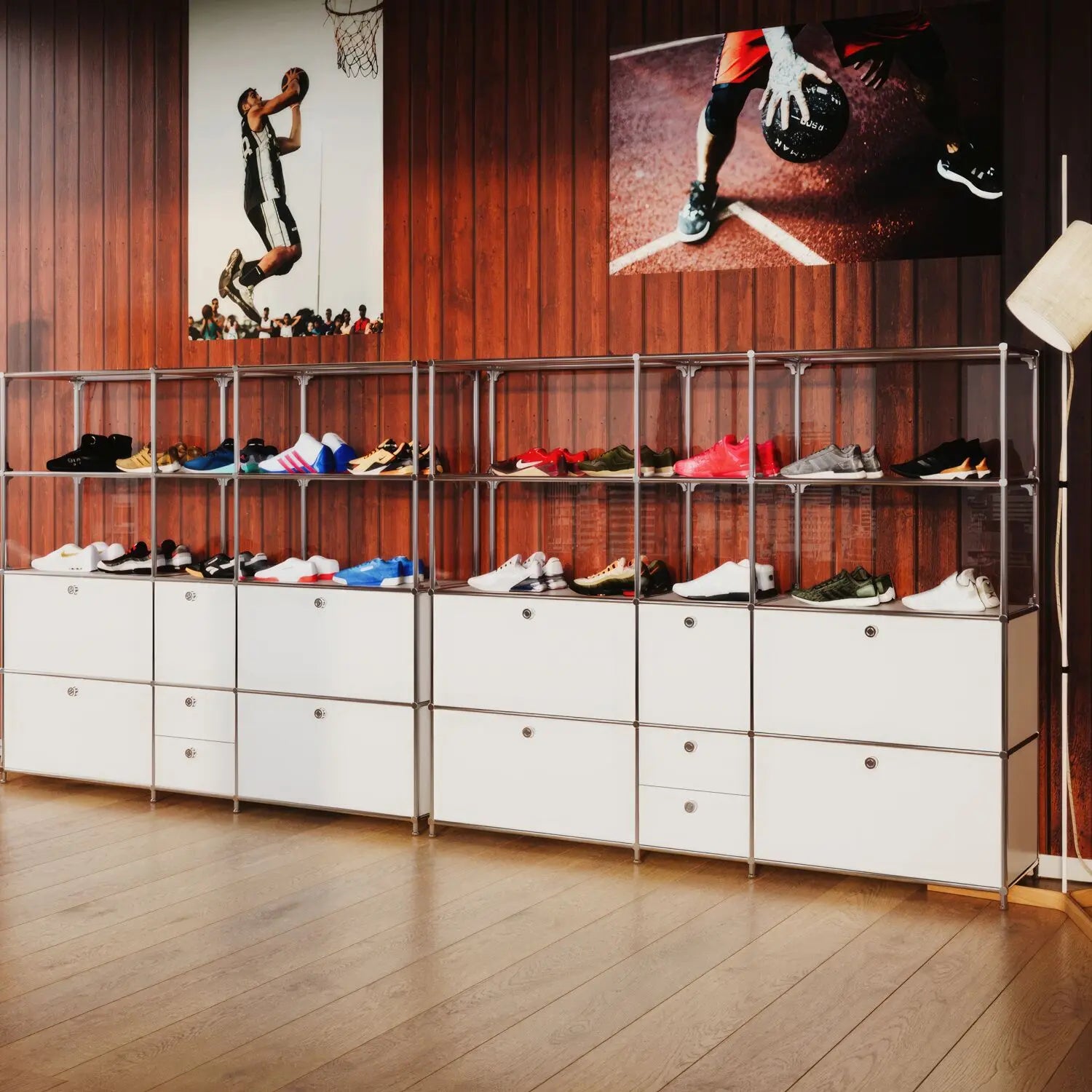 Regal in Weiss mit Vitrinenfunktion