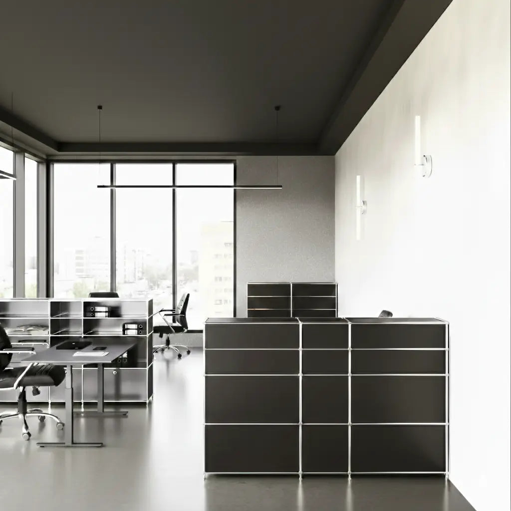 Empfangstheke in Schwarz mit niedrigen und hohen Fächern